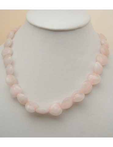woman necklace with hearts in natural rose quartz stones